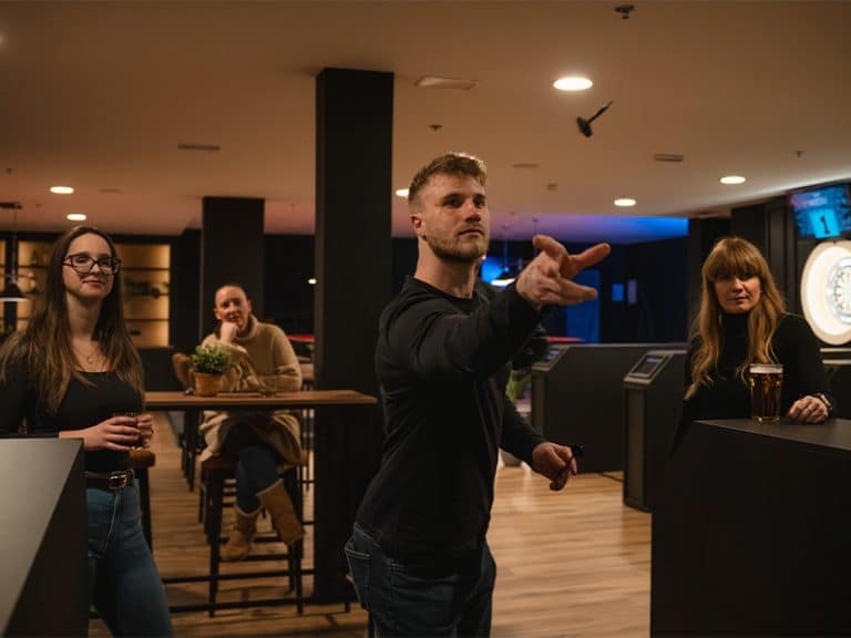 Igranje pikada v WOOP! Backstagu